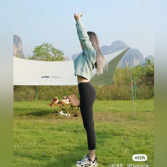 Lululemon Loungeful Cropped Hoodie
Silver Blue - Picture 6 of 10